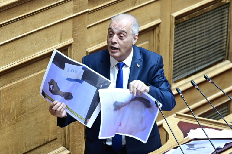 Τέμπη: Ο Βελόπουλος έδειξε «οστά» νεκρών στη Βουλή – Η απάντηση Πλακιά (Βίντεο)