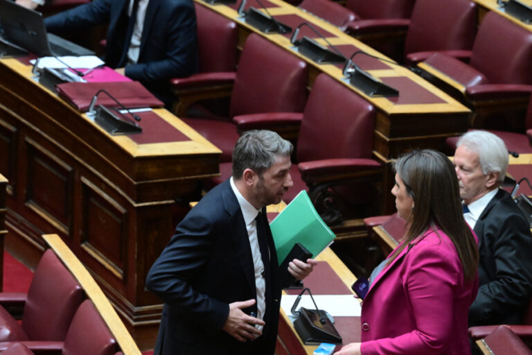 Στα «χαρακώματα» Ανδρουλάκης-Κωνσταντοπούλου – Από τις κερκίδες του μπάσκετ, στο… ποδόσφαιρο