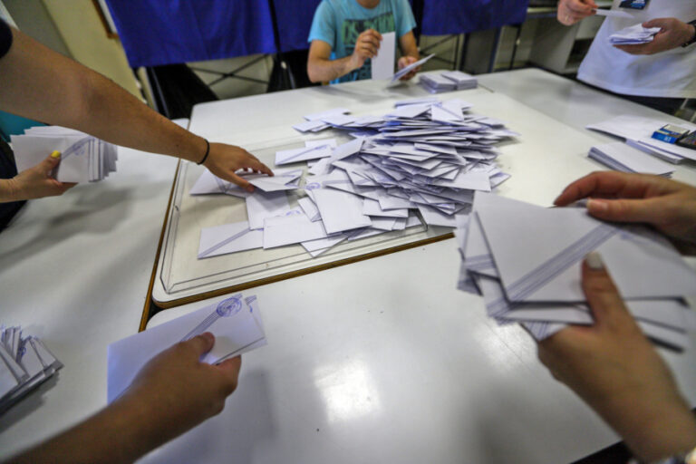 Δημοσκόπηση Opinion Poll: ΝΔ 25,5%, ΕΛΑΣ 13,3%, ΠΑΣΟΚ 10,4% – Το ΚΚΕ εκτόπισε την Ελληνική Λύση, στη Βουλή ο Κασιδιάρης