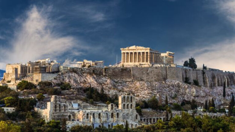 Μενδώνη για αφίσα με σημαία Βέρμαχτ στην Ακρόπολη: «Κακώς την επέλεξαν»