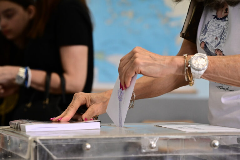 Opinion Poll: Στο 31,5% η ΝΔ, 16,9% η ΕΛΑΣ, 10,2% το ΠΑΣΟΚ – Η δημοσκόπηση για την Αττική