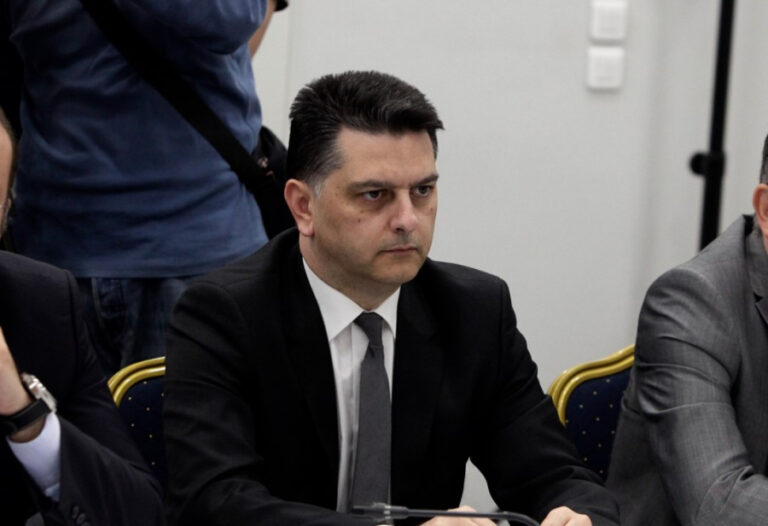 ΝΙΚΗ: «Κύριε Μπεκίρη, έχει διοριστεί στη Βουλή, επί προεδρίας Τασούλα, συγγενικό σας πρόσωπο;»