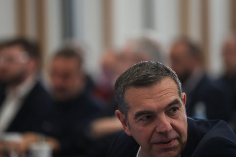Τσίπρας: Το βάρος πέφτει σε νεολαία και εργαζόμενους – Στήριξη στους συνεργάτες του